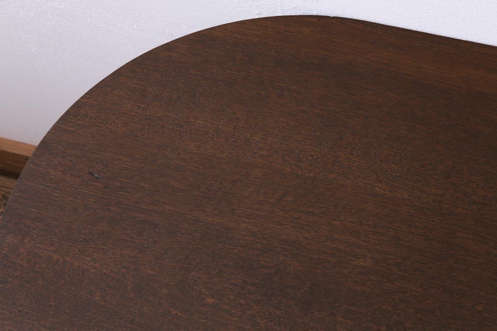 アンティーク家具　昭和初期　ナラ材　素朴な温かみを感じるラウンド型のセンターテーブル(リビングテーブル)