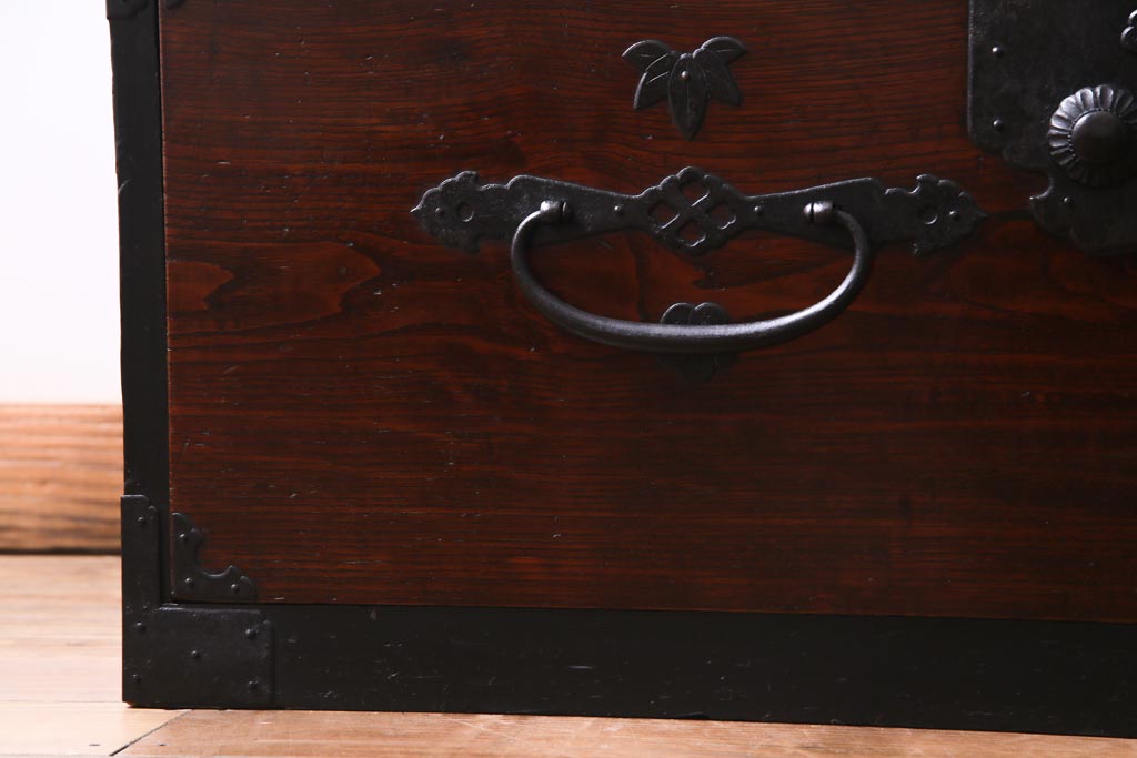 アンティーク家具　和製アンティーク　前面ケヤキ材　松竹梅・蝶の金具　大振りで存在感のある二本松箪笥(衣装箪笥、和タンス)