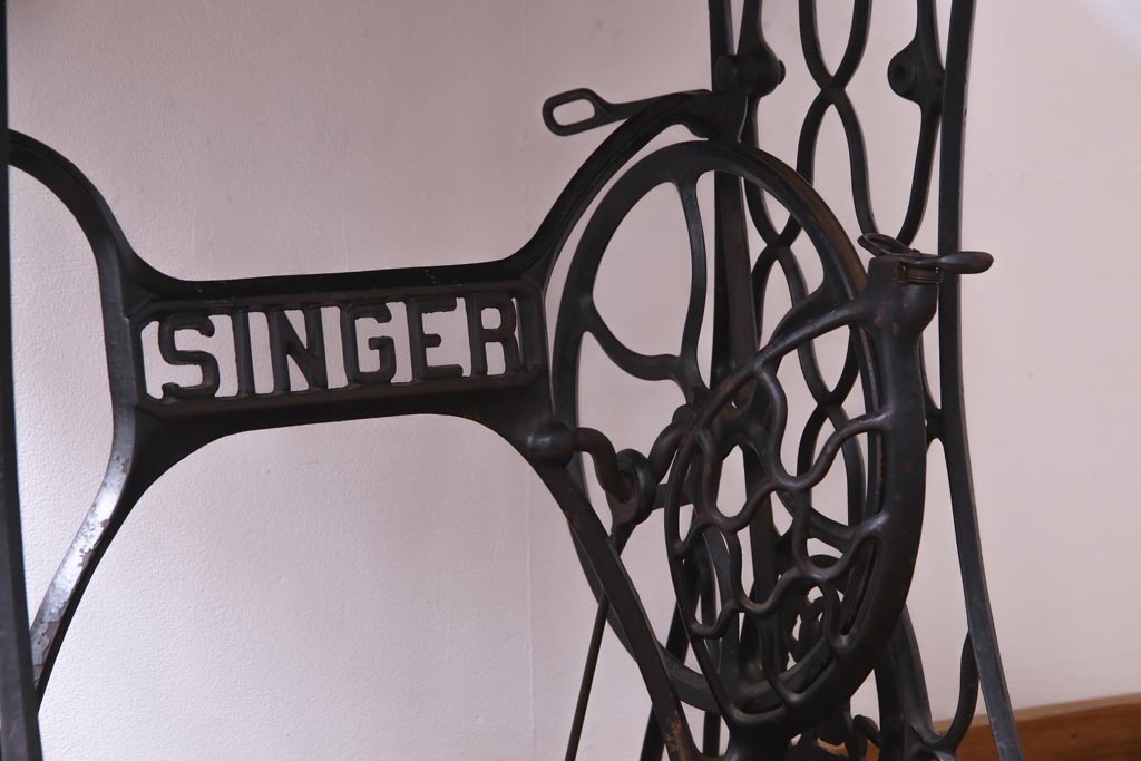 　シンガー社(SINGER)　古い鉄脚が魅力的なリメイクミシンテーブル(シンガーミシン、サイドテーブル、カフェテーブル)(1)