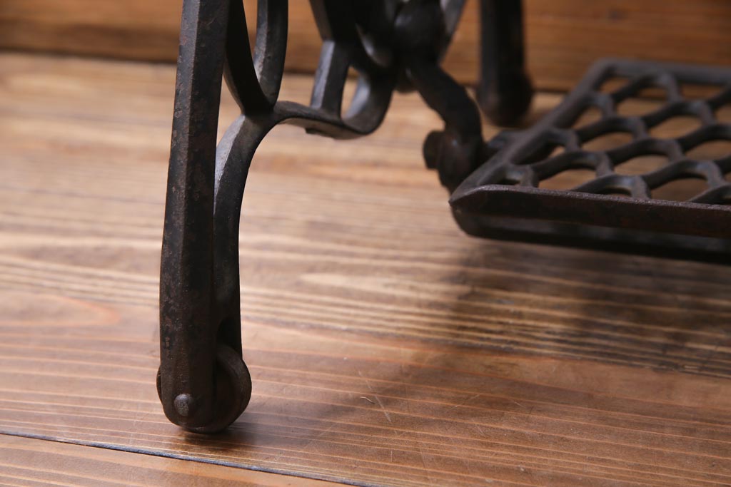 　シンガー社(SINGER)　古い鉄脚が魅力的なリメイクミシンテーブル(シンガーミシン、サイドテーブル、カフェテーブル)(1)
