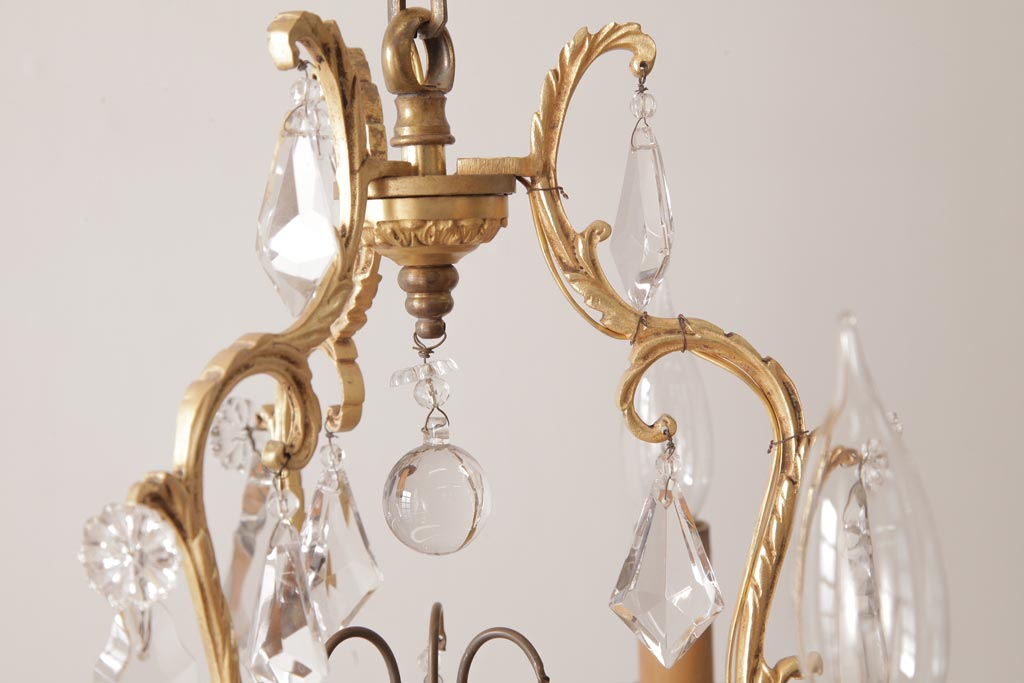 フランスアンティーク　ケージデザイン　ガラスドロップがエレガントな3灯シャンデリア(天井照明)
