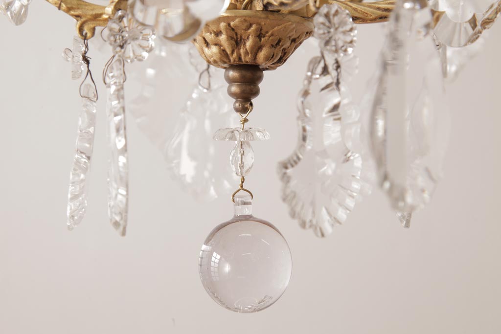 フランスアンティーク　ケージデザイン　ガラスドロップがエレガントな3灯シャンデリア(天井照明)
