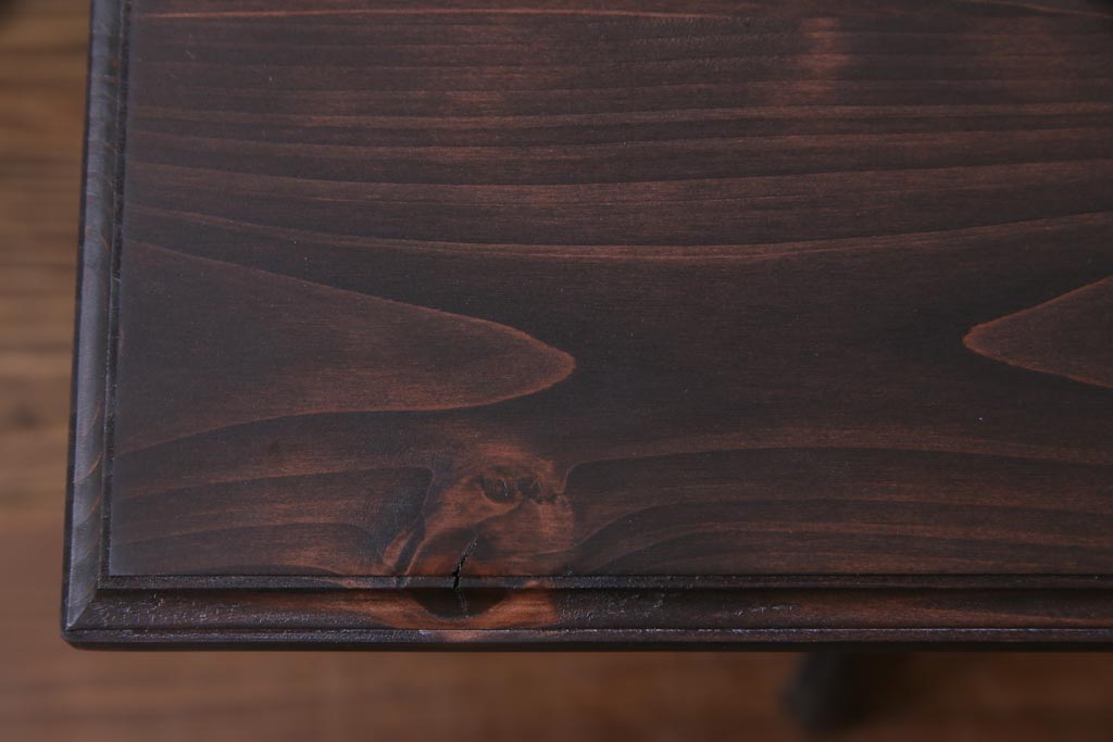 シンガー社(SINGER)　天板ヒノキ材　リメイク　鉄脚と木材がお洒落な雰囲気醸し出すミシンテーブル(シンガーミシン、サイドテーブル、カフェテーブル)