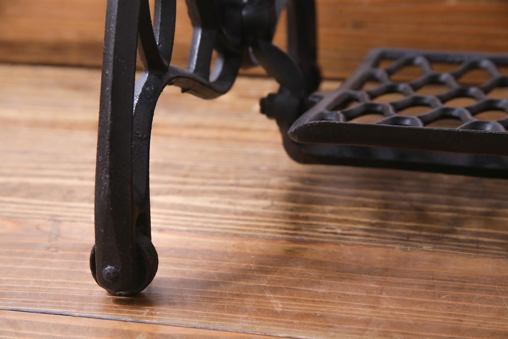 シンガー社(SINGER)　天板ヒノキ材　リメイク　鉄脚と木材がお洒落な雰囲気醸し出すミシンテーブル(シンガーミシン、サイドテーブル、カフェテーブル)