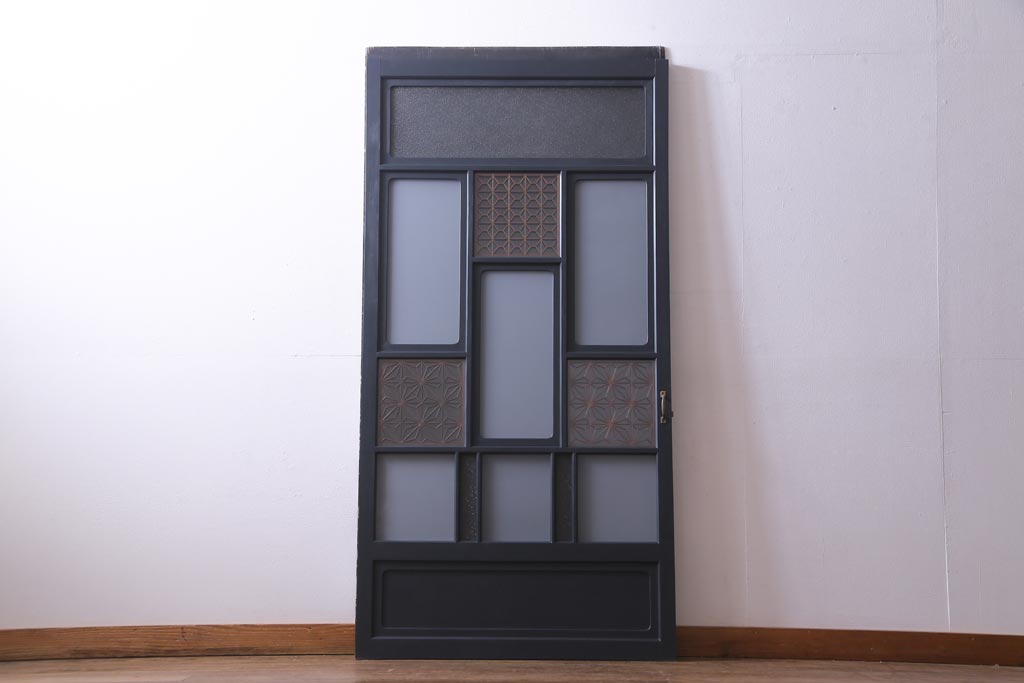 ペイント建具　組子入り　幾何学的なデザインが目を引くガラス扉(開き戸、ドア、建具)