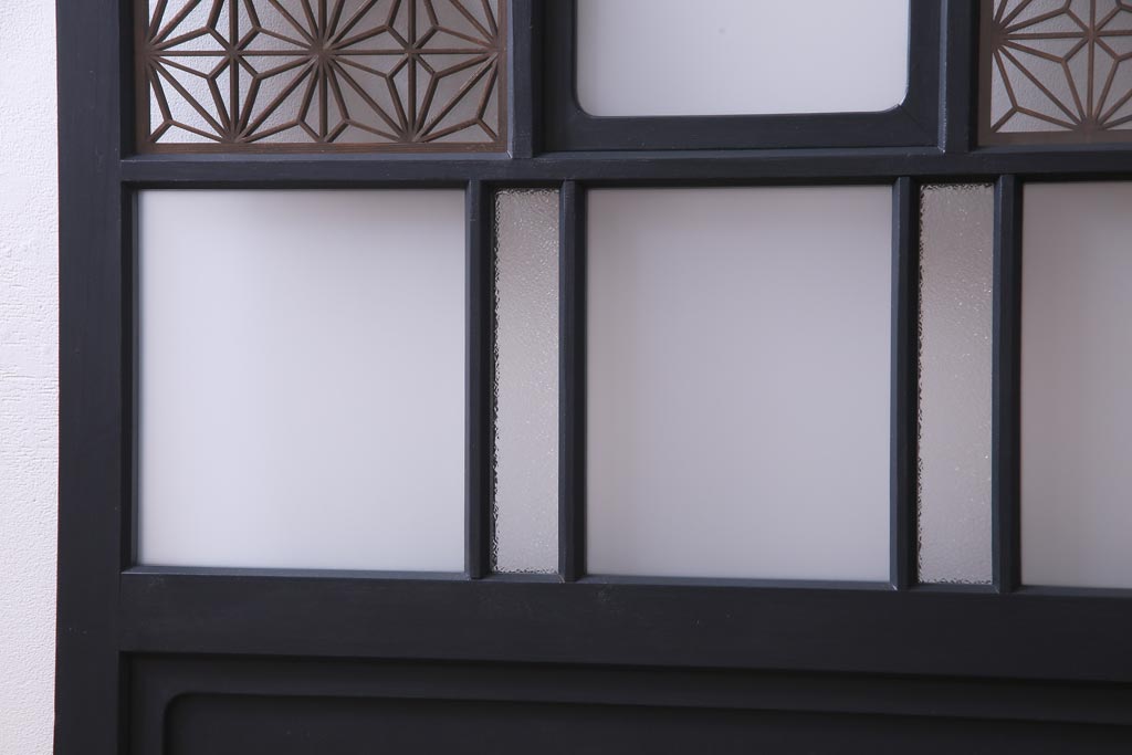 ペイント建具　組子入り　幾何学的なデザインが目を引くガラス扉(開き戸、ドア、建具)