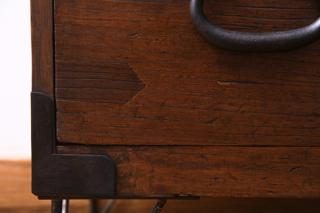 アンティーク家具　古民具　鉄脚付きの時代箪笥ローチェスト(ローボード、衣装箪笥、テレビ台)
