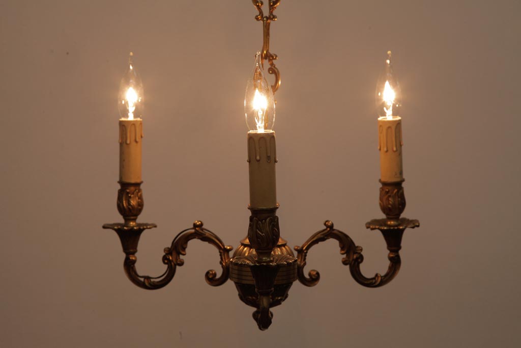 フランスビンテージ　真鍮の細かな装飾が目を引くシャンデリア(3灯、天井照明、吊り下げ照明)