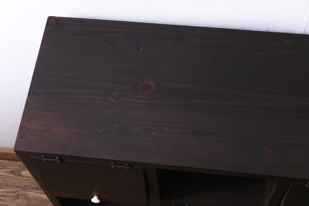 ラフジュ工房オリジナル　白い取っ手がレトロで可愛らしいパタパタ扉のマス目棚(収納棚、下駄箱)
