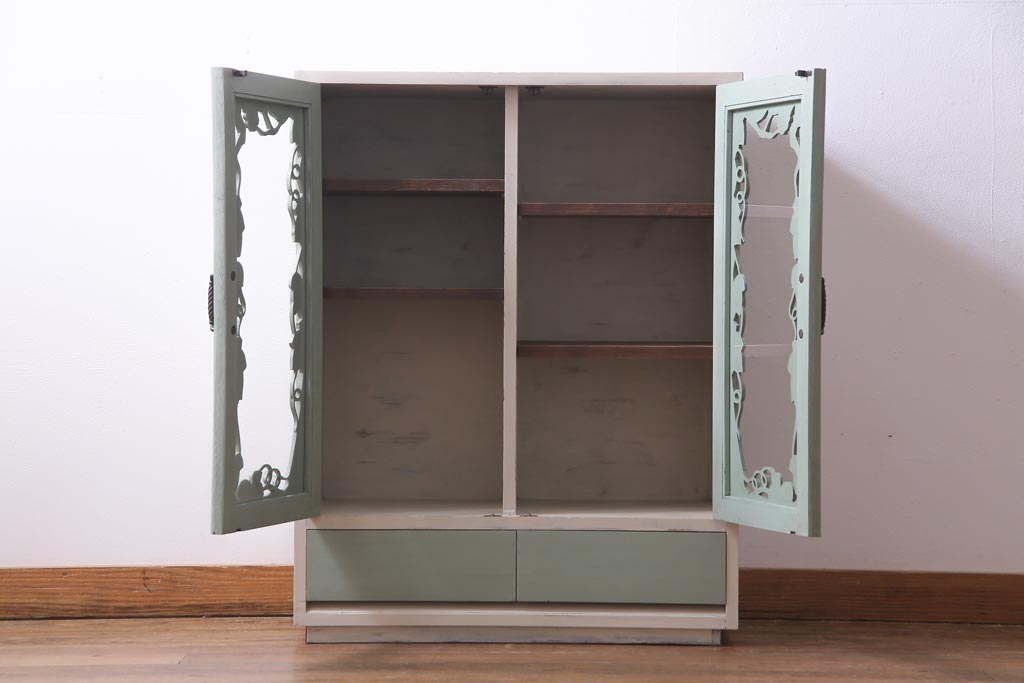 ペイント家具　扉の彫刻が目を引くフレンチスタイルにもおすすめなビンテージの本箱(戸棚、収納棚)