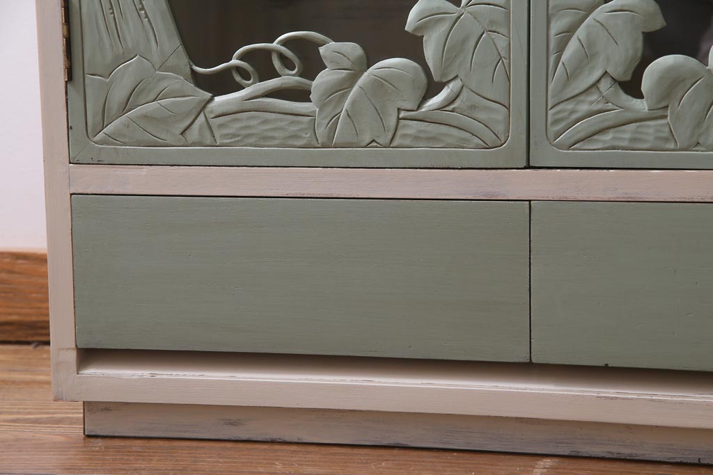 ペイント家具　扉の彫刻が目を引くフレンチスタイルにもおすすめなビンテージの本箱(戸棚、収納棚)