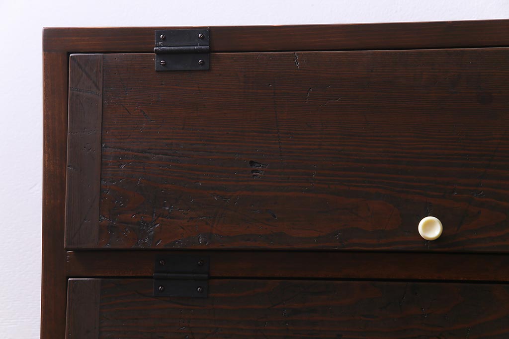 ラフジュ工房オリジナル　リメイク家具　脚付き 明治期の松材が味わい深いパタパタ扉のリビングボード(下駄箱、収納棚、サイドボード)(1)