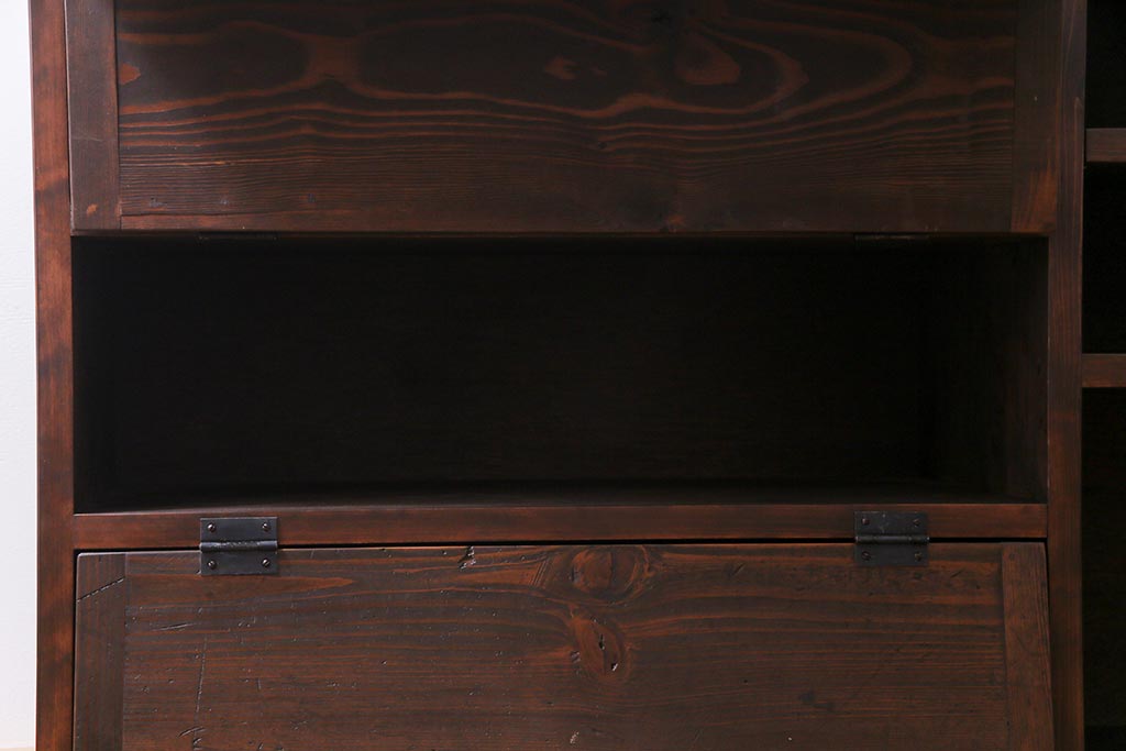 ラフジュ工房オリジナル　リメイク家具　脚付き 明治期の松材が味わい深いパタパタ扉のリビングボード(下駄箱、収納棚、サイドボード)(1)