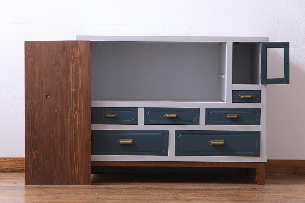 ペイント家具　シャビーシックなお部屋にも似合う日本製の脚付きキャビネット(収納棚)