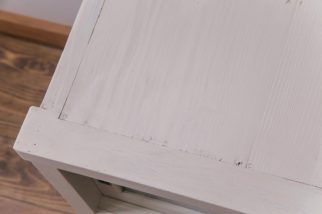 リメイク家具　結霜ガラス　淡いペイントカラーが柔らかな印象与えるレトロなキャビネット(リビングボード、収納棚)