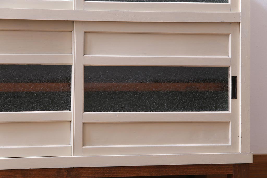 リメイク家具　結霜ガラス　淡いペイントカラーが柔らかな印象与えるレトロなキャビネット(リビングボード、収納棚)