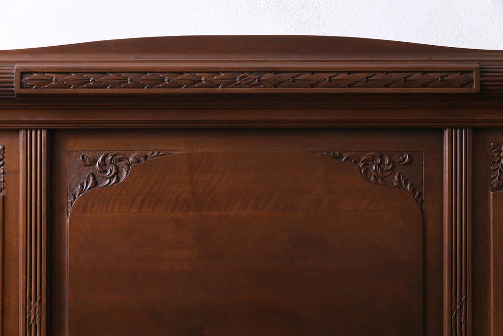アンティーク家具　フランスアンティーク　花のレリーフが上品な雰囲気を醸し出す木製ベッドフレーム