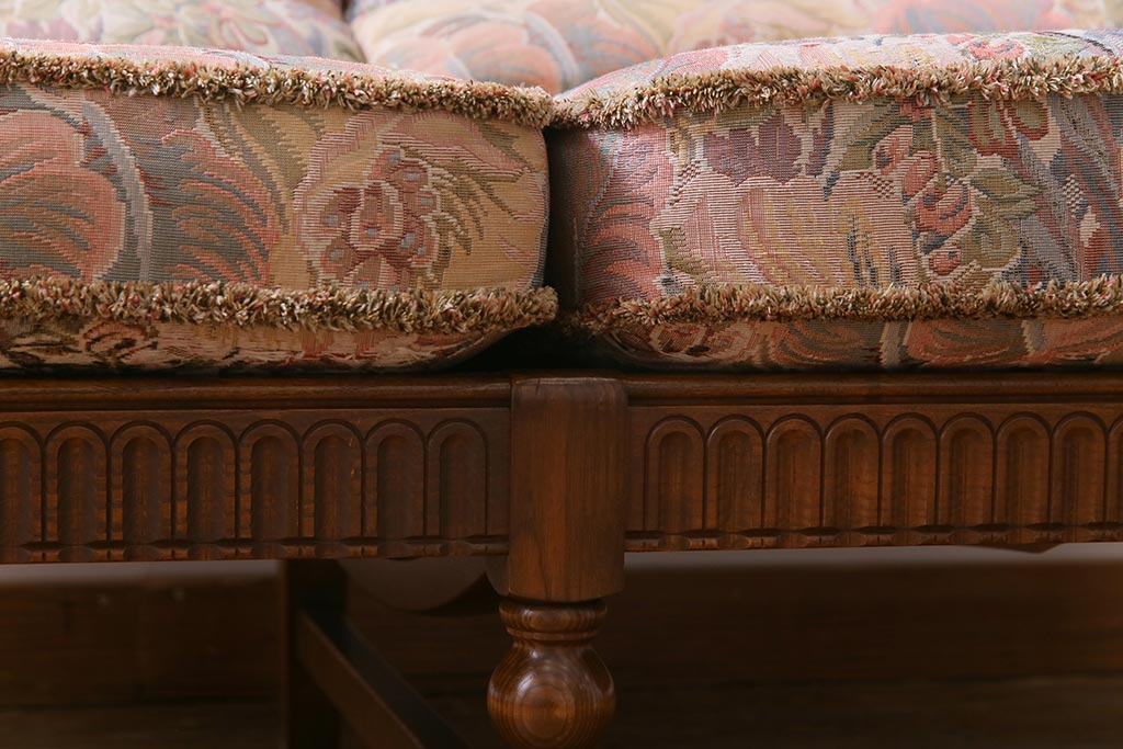アンティーク家具　ERCOL(アーコール)　York Minster　花柄のファブリックと凝った彫刻を楽しめる二人掛けソファ