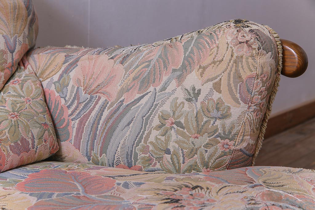 アンティーク家具　ERCOL(アーコール)　York Minster　花柄のファブリックと凝った彫刻を楽しめる一人掛けソファ(1)