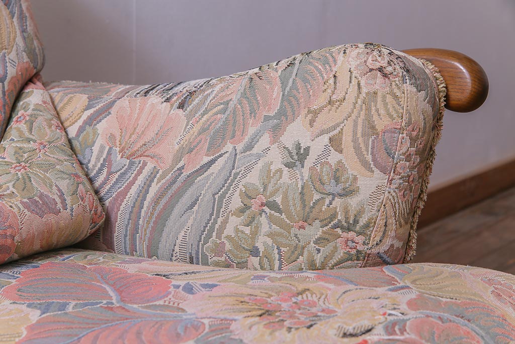 アンティーク家具　ERCOL(アーコール)　York Minster　花柄のファブリックと凝った彫刻を楽しめる一人掛けソファ(2)