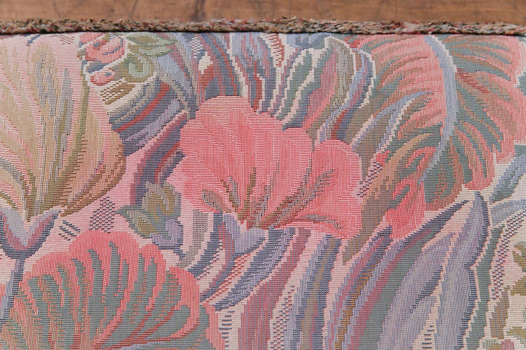 アンティーク家具　ERCOL(アーコール)　York Minster　花柄のファブリックと凝った彫刻を楽しめる一人掛けソファ(2)