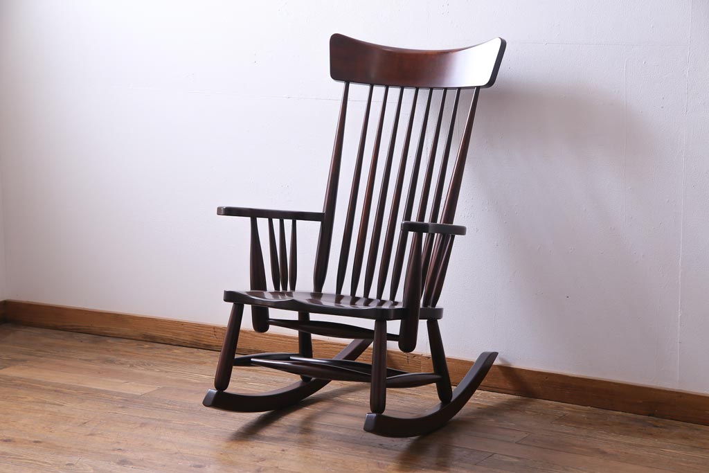 中古　松本民芸家具　くつろぎの時間にぴったりなJ型ロッキングチェア(アームチェア、揺り椅子)(定価約20万3千円)