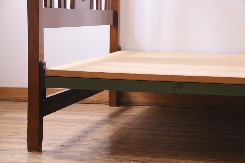 アンティーク家具　イギリスアンティーク　マホガニー材　気品漂うデザインのベッドフレーム