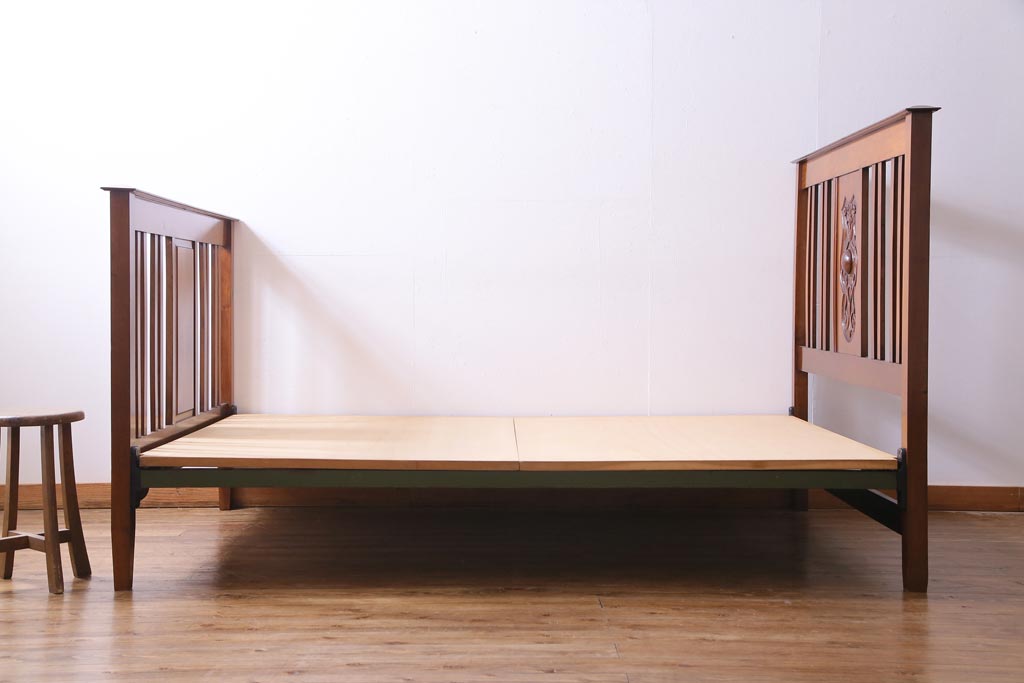 アンティーク家具　イギリスアンティーク　マホガニー材　気品漂うデザインのベッドフレーム