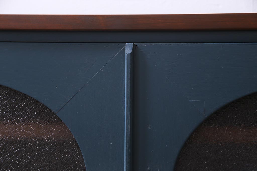 ペイント家具　ダイヤガラス入り　丸窓がおしゃれな鉄脚リビングボード(収納棚、テレビボード)