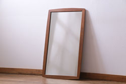 アンティーク雑貨　北欧ビンテージ　温かな雰囲気のチーク材製ウォールミラー(壁掛け鏡)