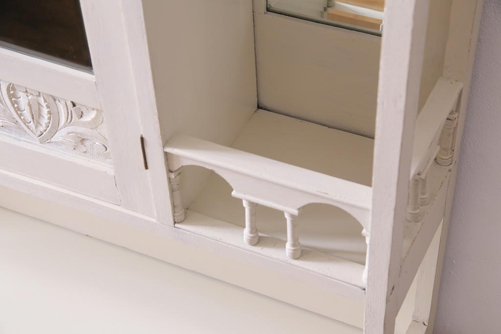 アンティーク家具　フランスアンティーク　当店ペイント　パーツや浮き彫りが可愛らしいフレンチシックなカップボード(食器棚)