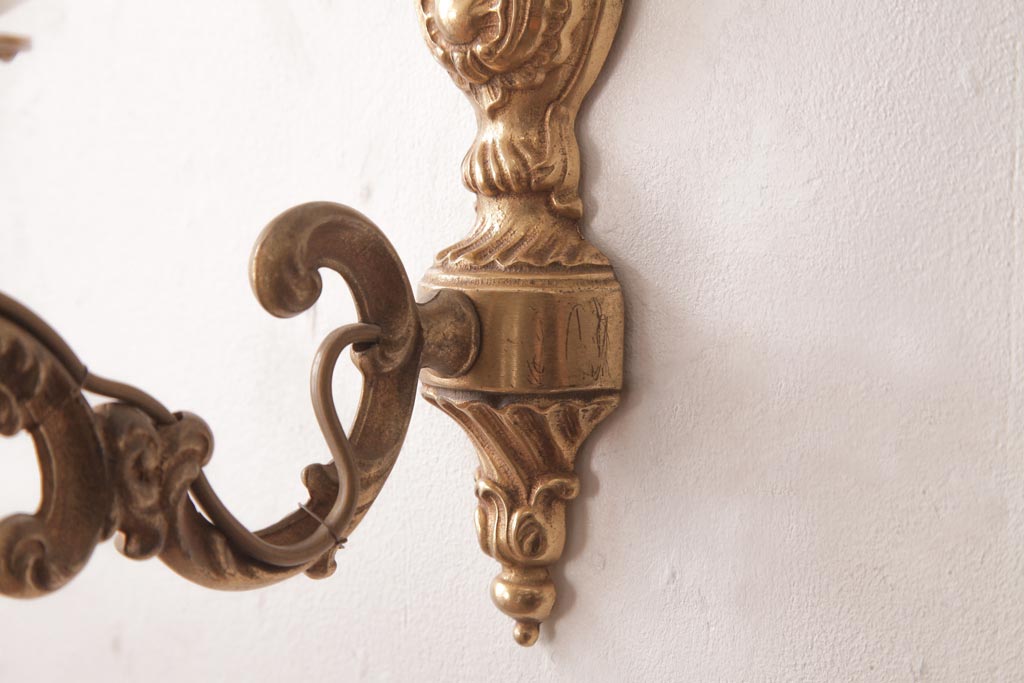 フランスビンテージ　真鍮製　クラシカルな雰囲気漂うロカイユ装飾のウォールランプ(壁付け照明)(1)