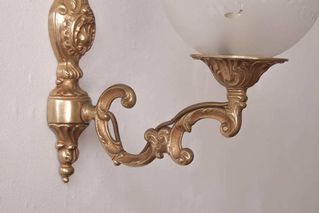 フランスビンテージ　真鍮製　クラシカルな雰囲気漂うロカイユ装飾のウォールランプ(壁付け照明)(2)