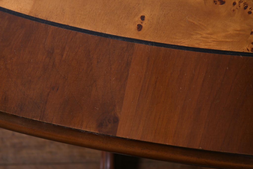 ヴィンテージ家具　フランスビンテージ　マホガニー・メープル材　バーズアイ天板と脚の意匠が目を引くオーバル型のダイニングテーブル(4人掛け)