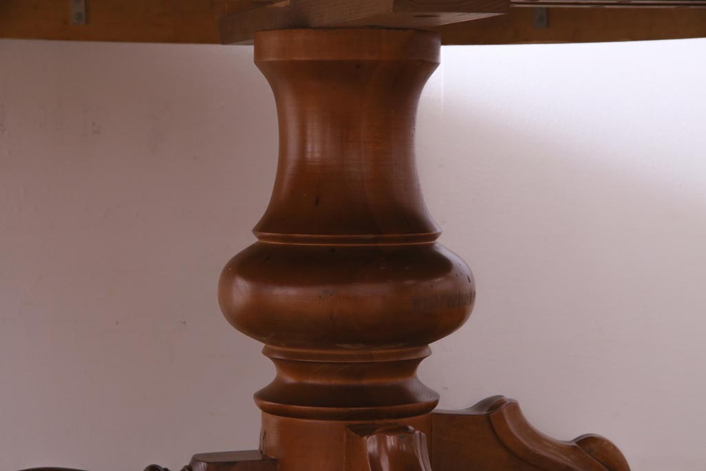 ヴィンテージ家具　フランスビンテージ　マホガニー・メープル材　バーズアイ天板と脚の意匠が目を引くオーバル型のダイニングテーブル(4人掛け)