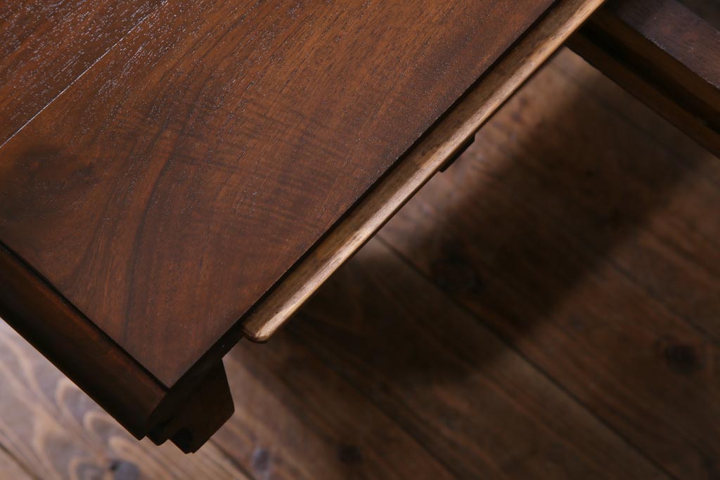アンティーク家具　イギリスアンティーク　ウォールナット無垢材　荘厳な佇まいのドローリーフテーブル