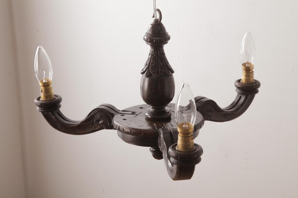 フランスアンティーク 風格のある彫刻が魅力的な木製シャンデリア(3灯、天井照明、吊り下げ照明) ラフジュ工房
