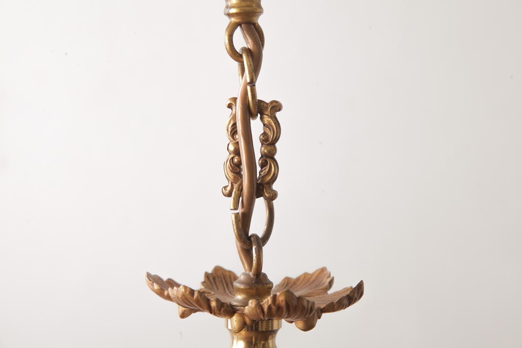 フランスビンテージ　すっきりとしたシルエットと細かな彫刻が魅力的なシャンデリア(3灯、天井照明、吊り下げ照明)