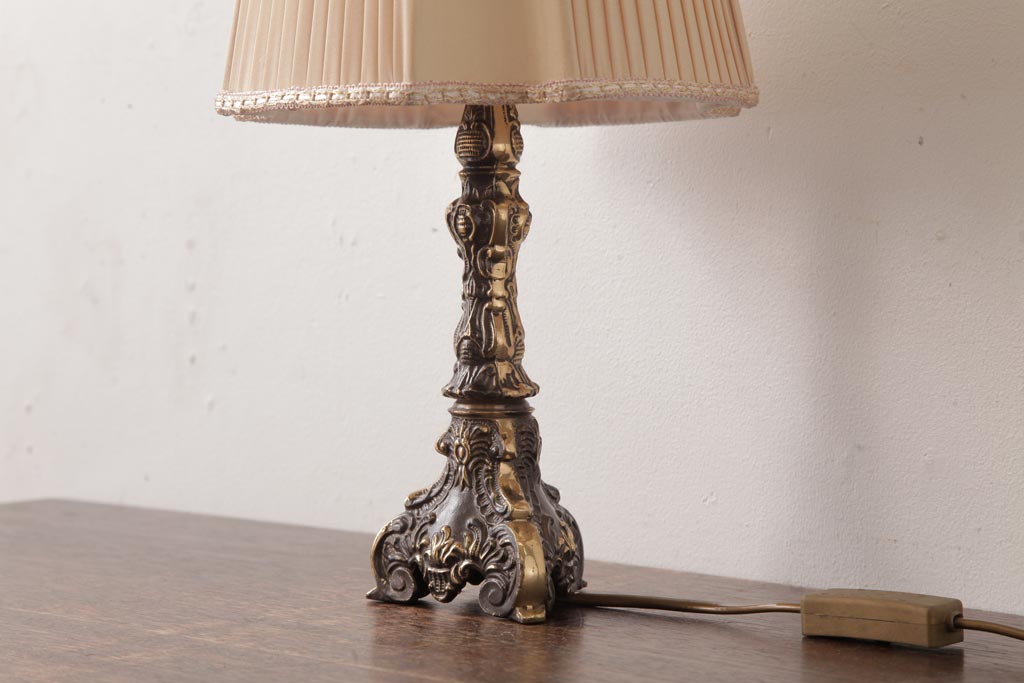 イギリスビンテージ　真鍮製　クラシカルなレリーフが素敵な重厚感漂うランプ(スタンドライト)