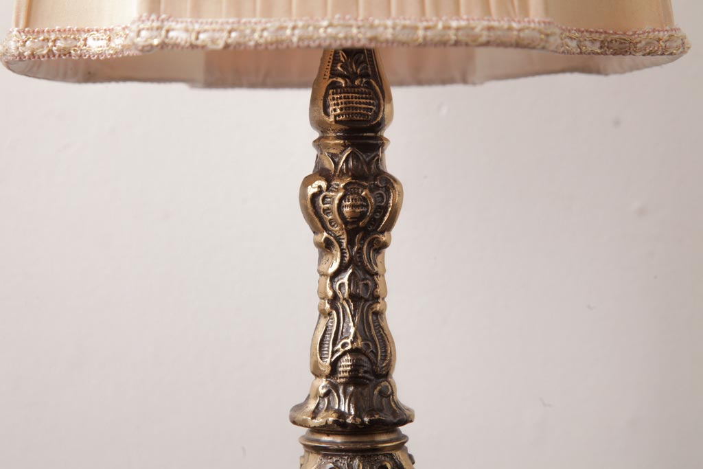イギリスビンテージ　真鍮製　クラシカルなレリーフが素敵な重厚感漂うランプ(スタンドライト)