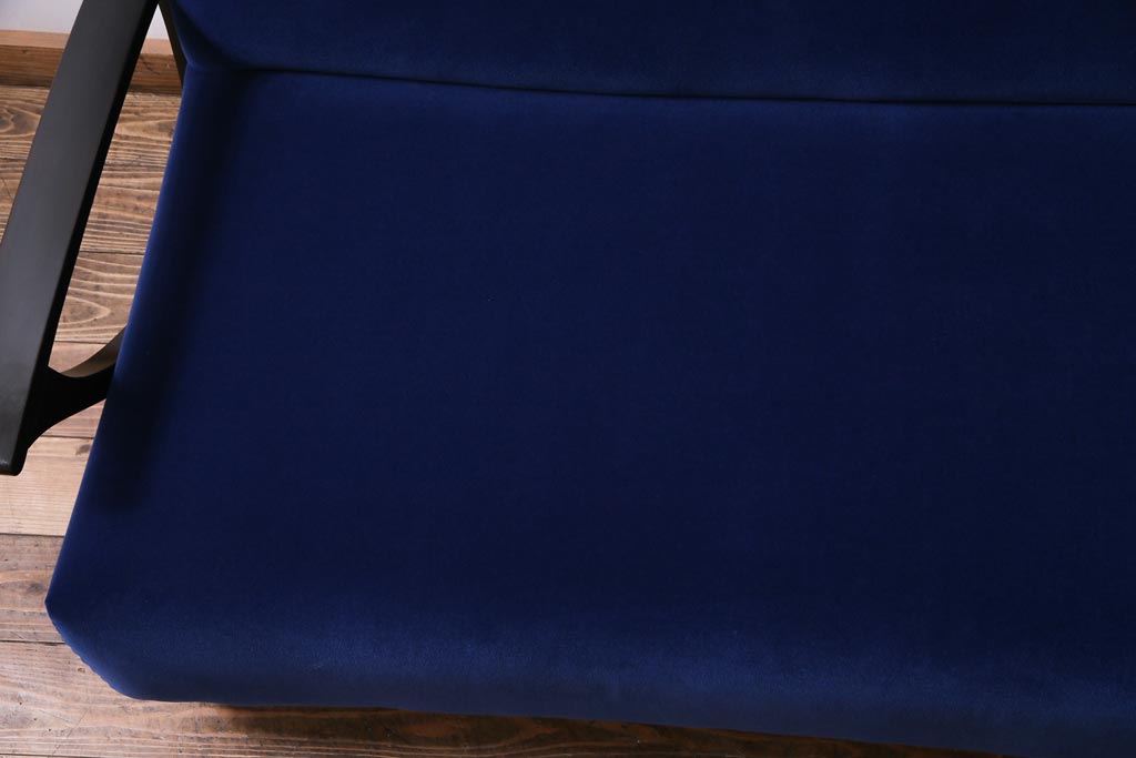 アンティーク家具　和製アンティーク　樺材　冴えるような青が目を引くシックモダンな2人掛けソファ