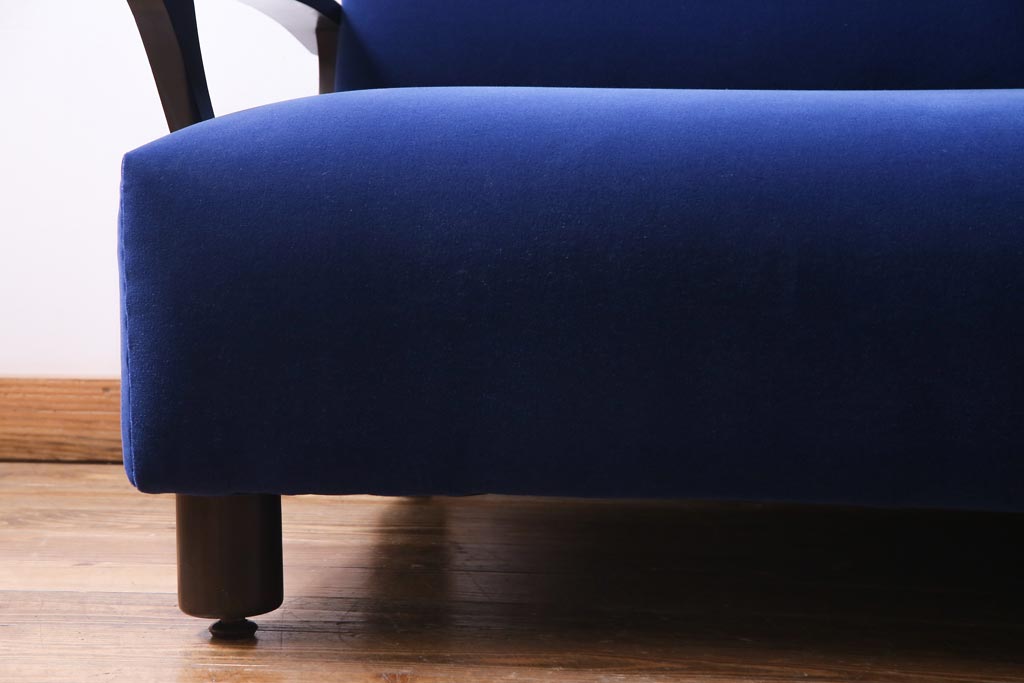 アンティーク家具　和製アンティーク　樺材　冴えるような青が目を引くシックモダンな2人掛けソファ