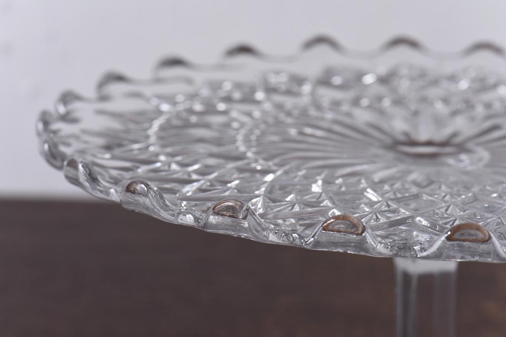 アンティーク雑貨　イギリスビンテージ　波のような縁がおしゃれプレスガラスのケーキスタンド