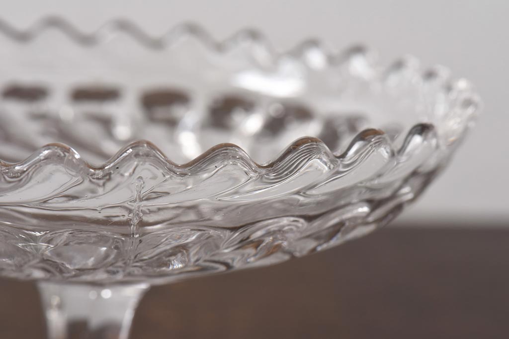 アンティーク雑貨　イギリスビンテージ　波のようなデザインがおしゃれなガラスコンポート(プレスガラス)