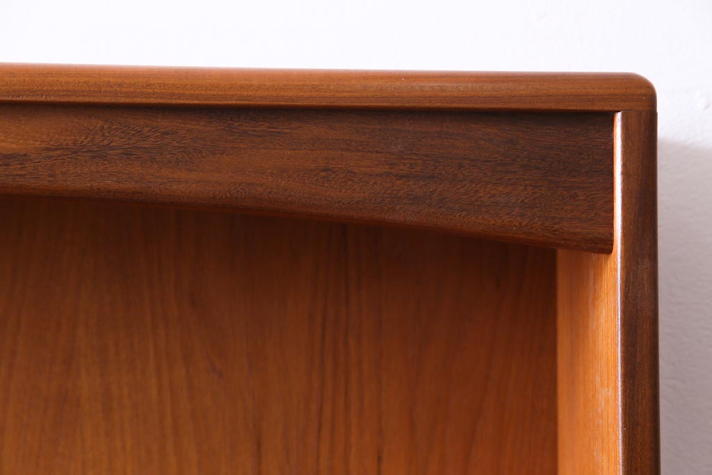 ヴィンテージ家具　北欧ビンテージ　G-PLAN(ジープラン)　洗練されたシンプルなデザインのカップボード(食器棚、収納棚)(1)