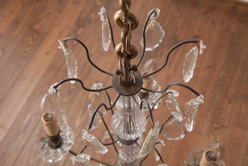 フランスアンティーク　3段になった装飾が豪華なガラスドロップシャンデリア(4灯、天井照明、吊り下げ照明)