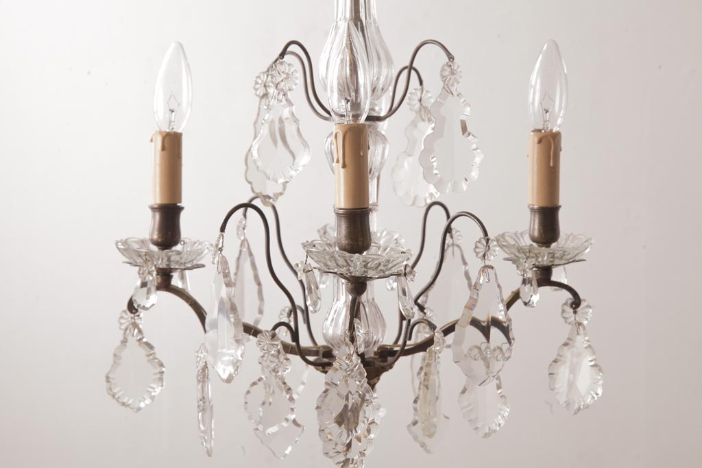 フランスアンティーク　3段になった装飾が豪華なガラスドロップシャンデリア(4灯、天井照明、吊り下げ照明)