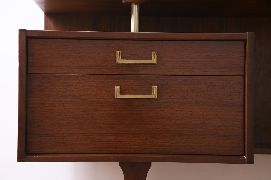 ヴィンテージ家具　北欧ビンテージ　G-PLAN(ジープラン)　Brass-fittedシリーズ　シックな雰囲気が格好の良いドレッサー(サイドボード)