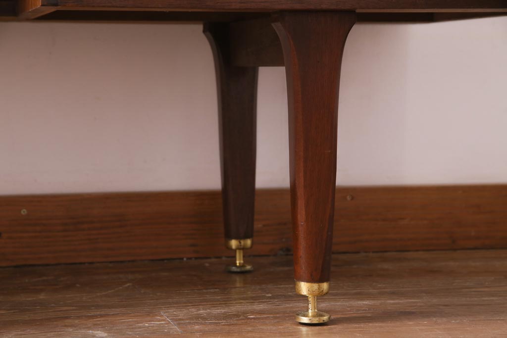 ヴィンテージ家具　北欧ビンテージ　G-PLAN(ジープラン)　Brass-fittedシリーズ　シックな雰囲気が格好の良いドレッサー(サイドボード)