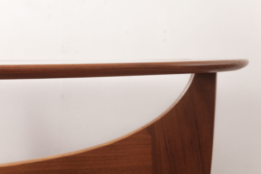 ヴィンテージ家具　【商談品】北欧ビンテージ　G-plan(ジープラン)　ガラストップがおしゃれなチーク材のコーヒーテーブル(センターテーブル)(1)